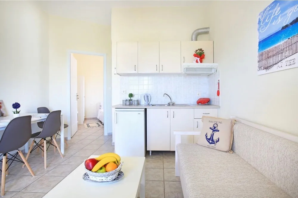 Theodosia apt Swim sunbathe beachfront