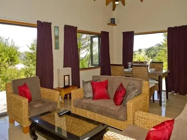 Treetop Oasis - Tairua Executive Holiday Home