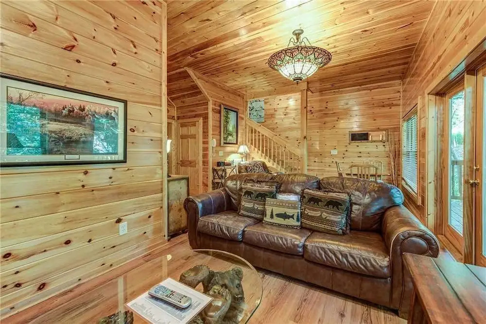 Holly Berry 4 Bedroom Home with Hot Tub