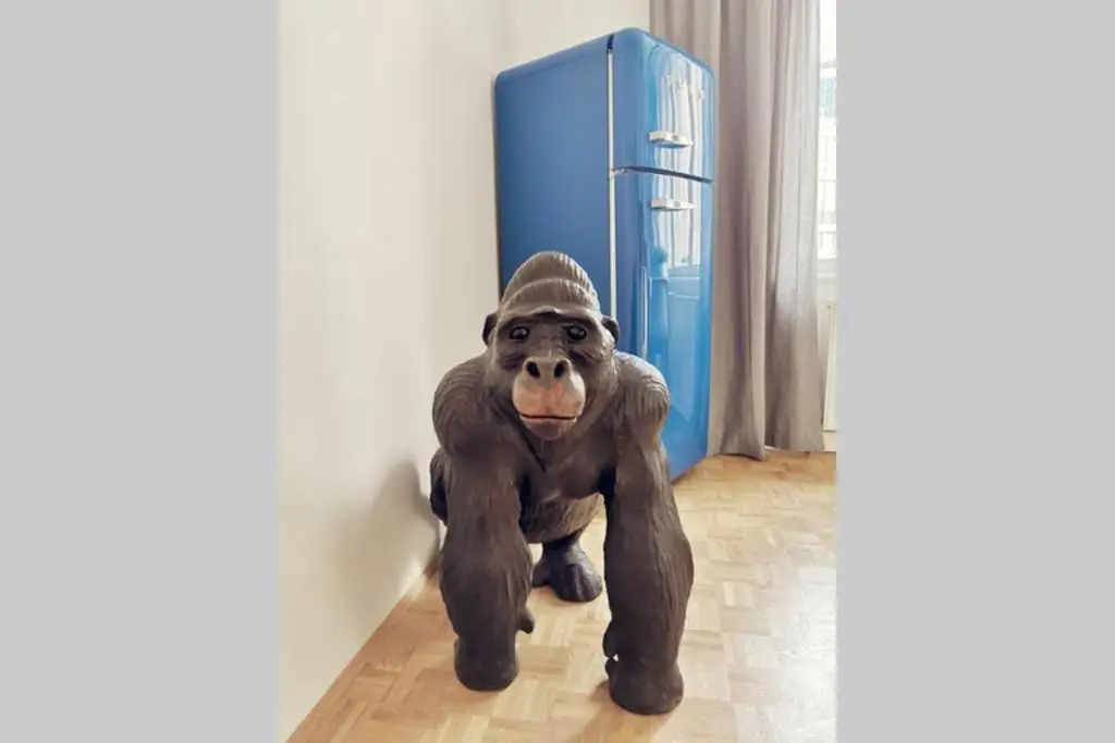 THE GORILLA - Central Station 100 meters away
