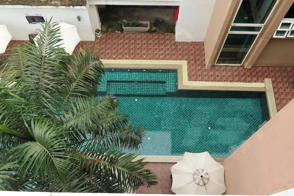 6-15 - 1 Bdr Condo With Balcony and Shared Pool