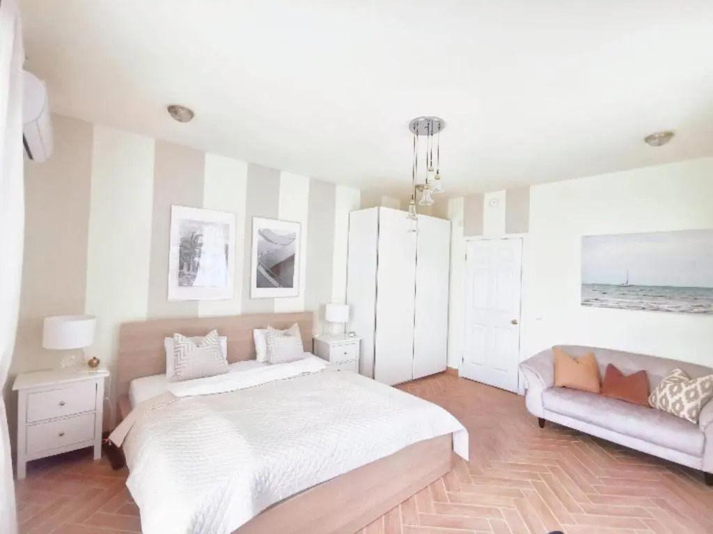 Bellevue Apartment with AC & heating & terrace