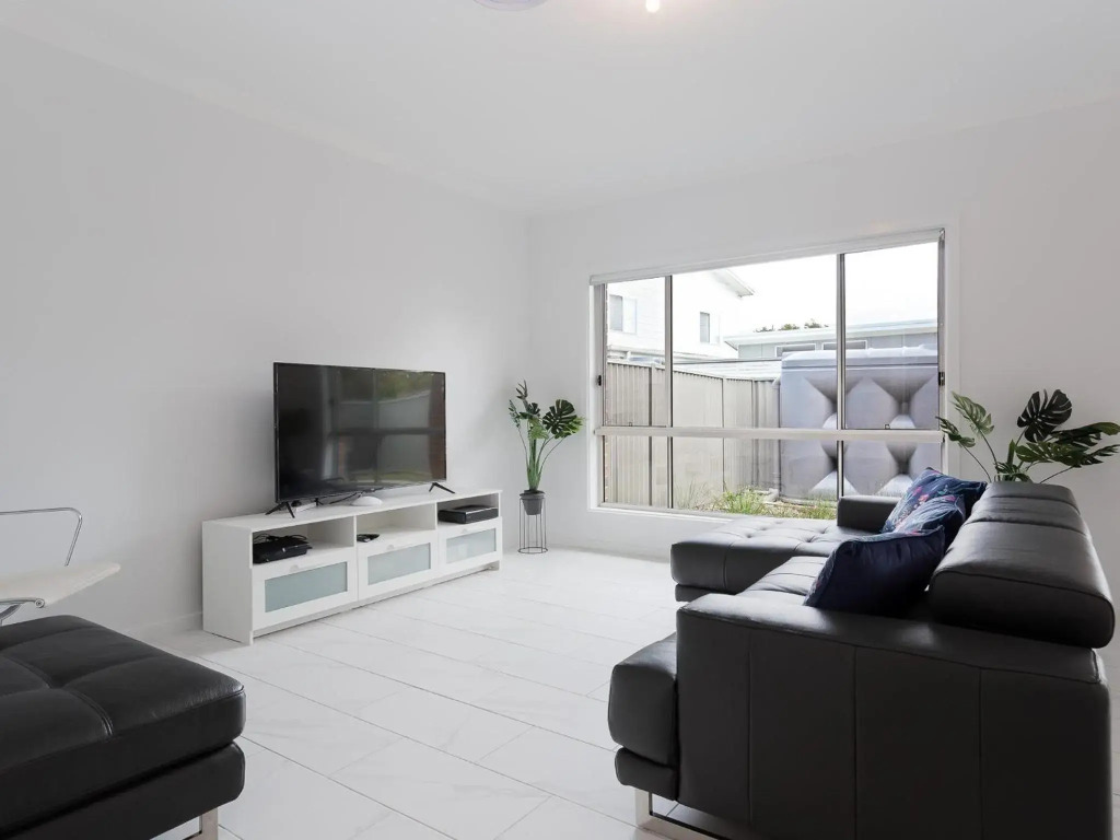 5b Bent Street large house with ducted air con foxtel and wifi