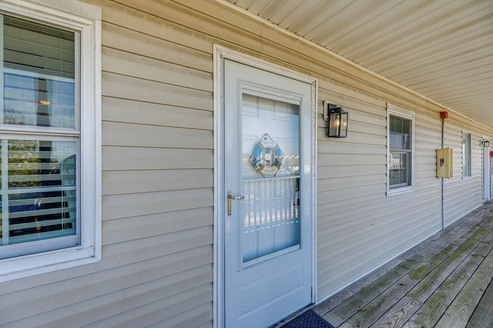 Bright & Airy Condo: Walk to Beach/boardwalk