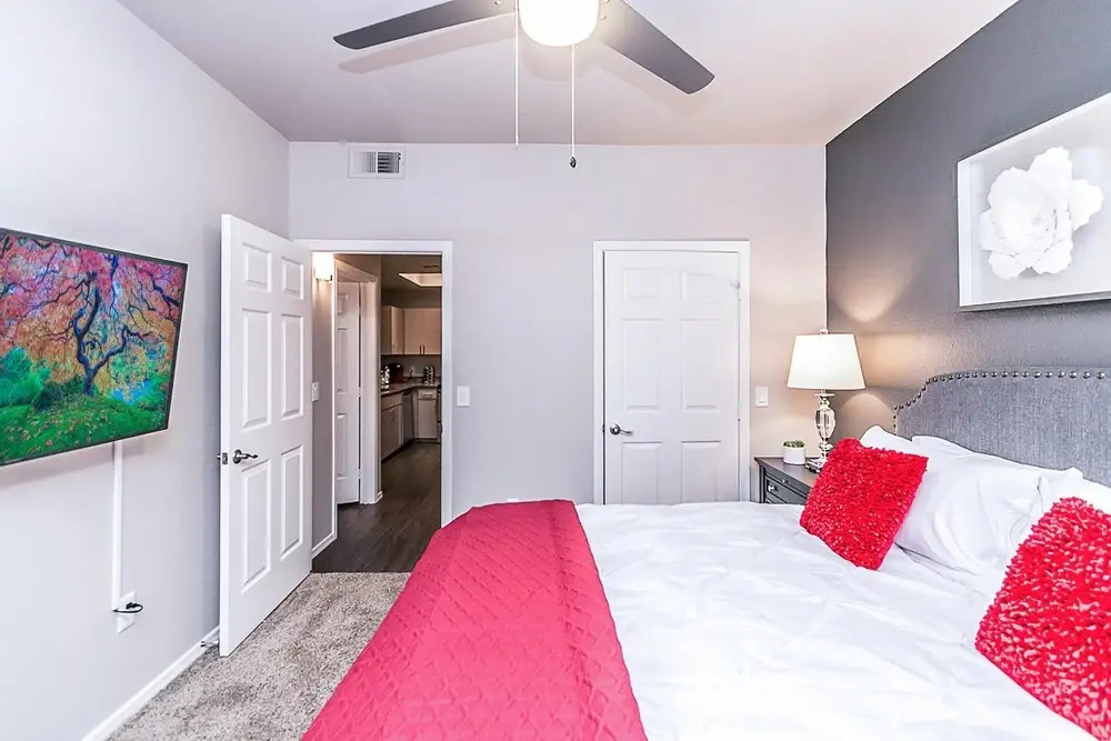 Executive King, Close to Shops, Dining, Golf w Parking 1064