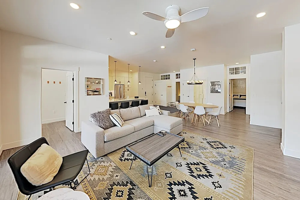 New Listing! Lavish All-season Escape W/ Hot Tub 3 Bedroom Condo