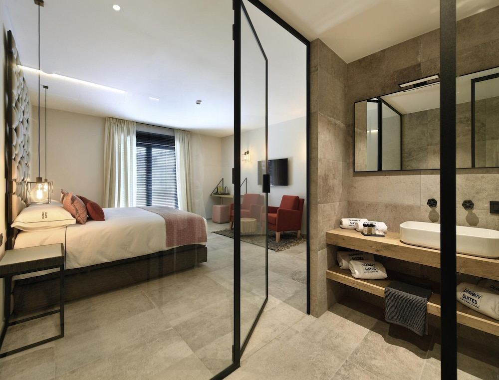 Villa with Pool & Suites for 12 Guests