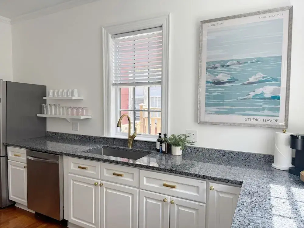 Classy 3-Story Downtown Apt