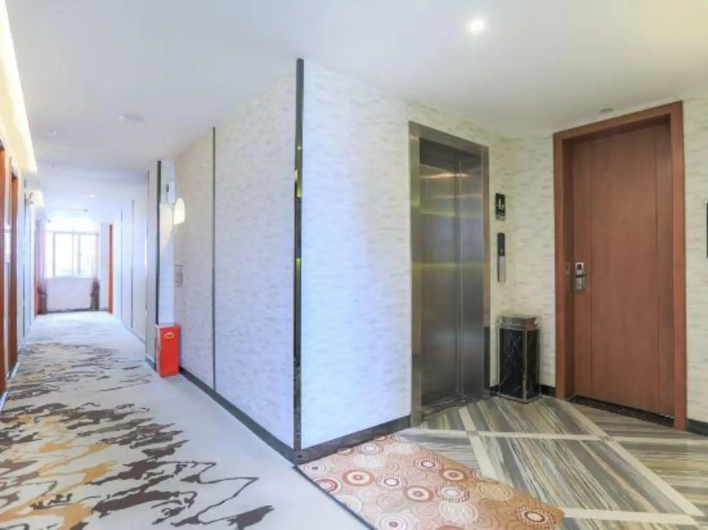 A hotel qujing brahman