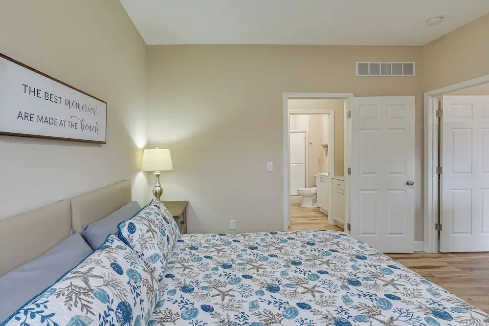 Lake Ozark Apartment w/ Balcony < 1 Mi to Water!