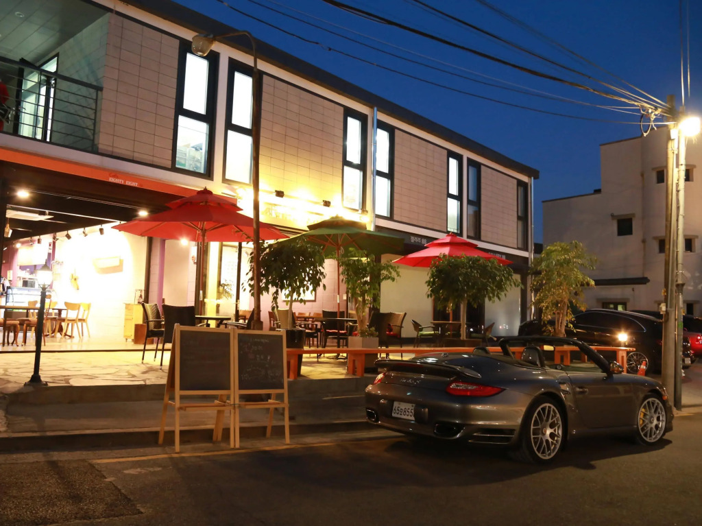 88 Guesthouse & Cafe