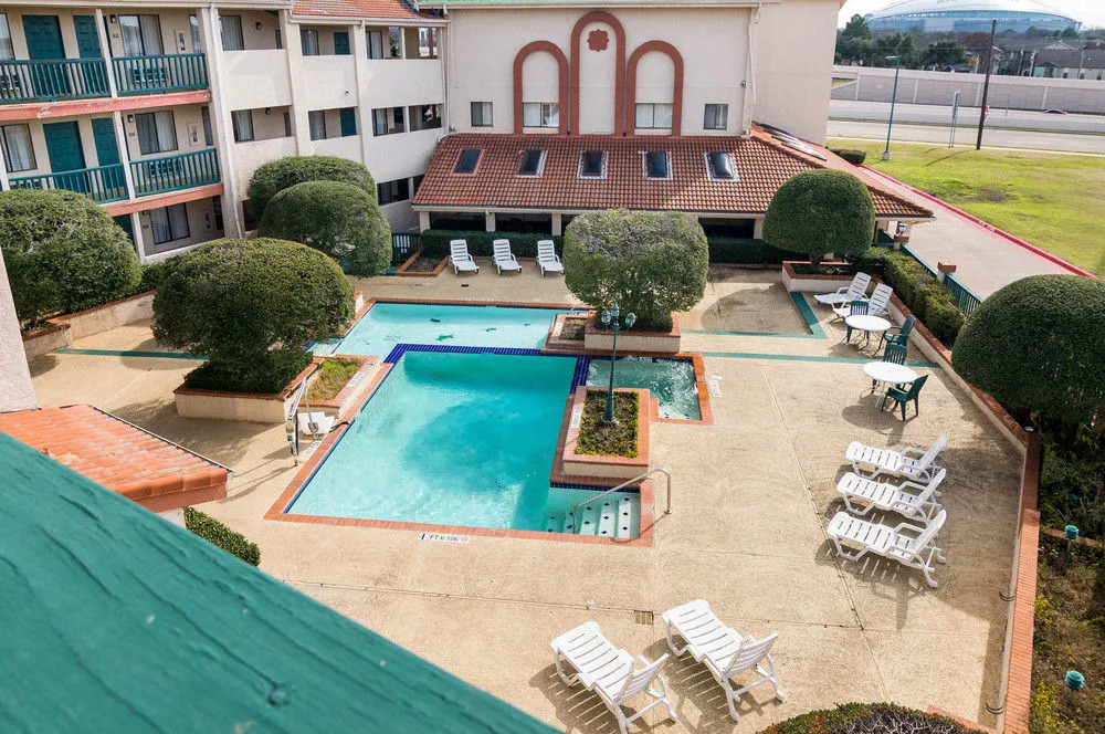 Econo Lodge Inn and Suites Arlington