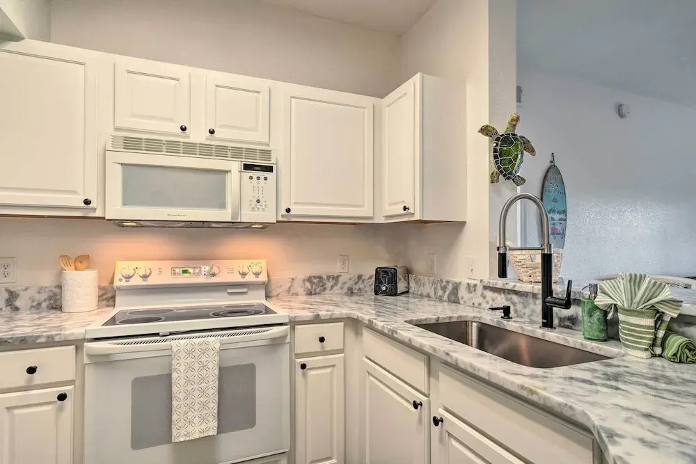 Airy Fort Myers Condo ~ 4 Mi to Beach!