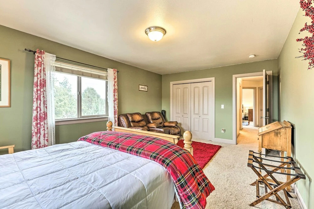 Family-friendly Bend Home w/ Hot Tub & Yard!