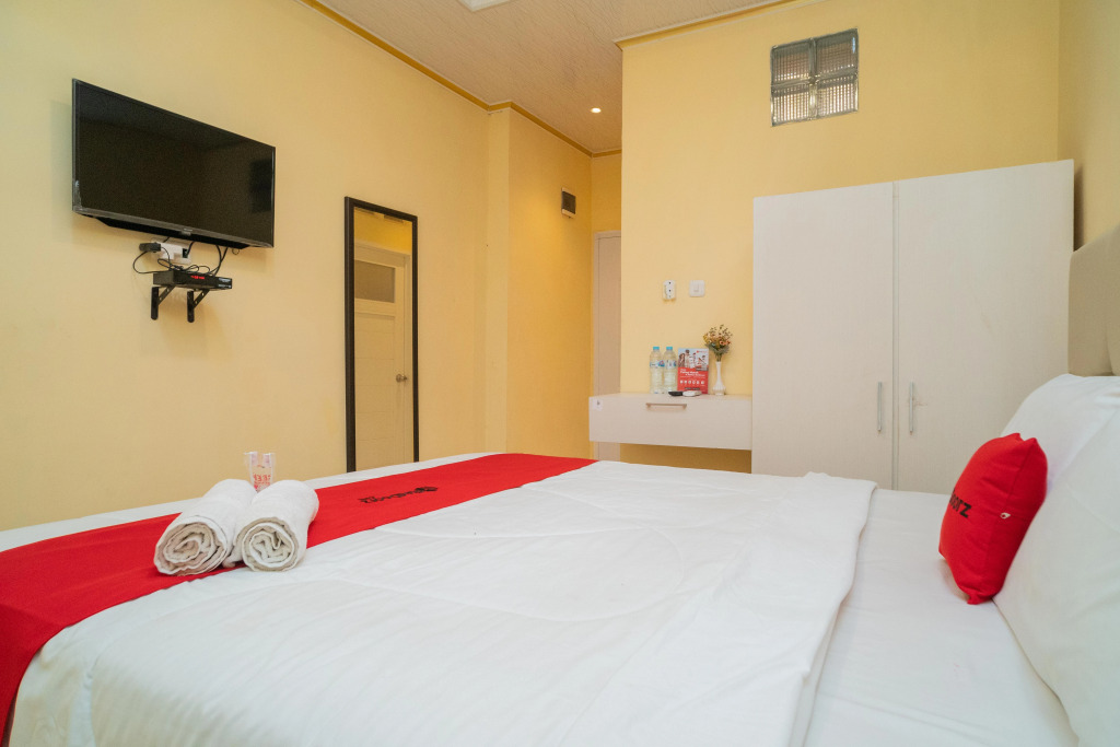 RedDoorz Plus Syariah near Pasar Turi