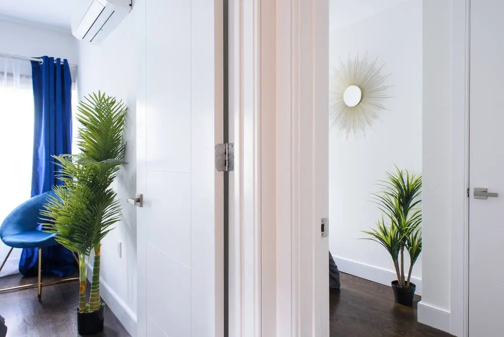 39-3 Newly Renovated 3 BR Prime Midtown Sleeps 6