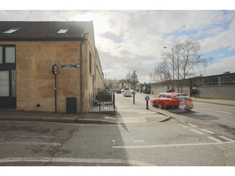Bright, Newly Refurbished Townhouse in Bath