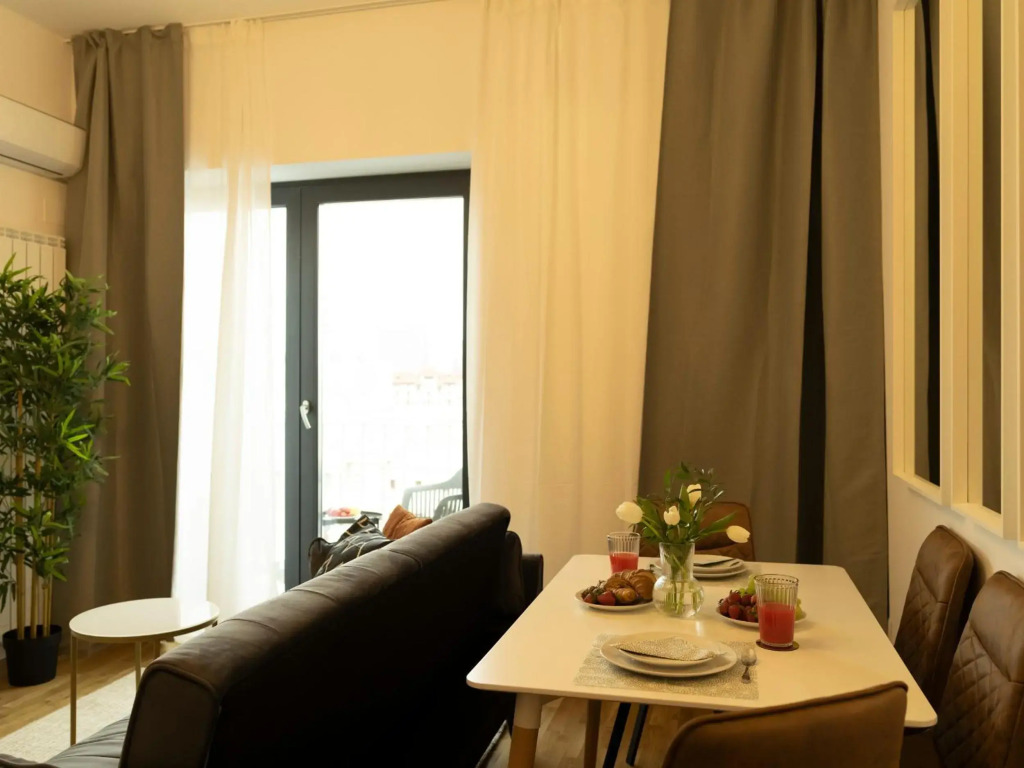 Sunny 2BR Flat - Top Location - Amazing Balcony