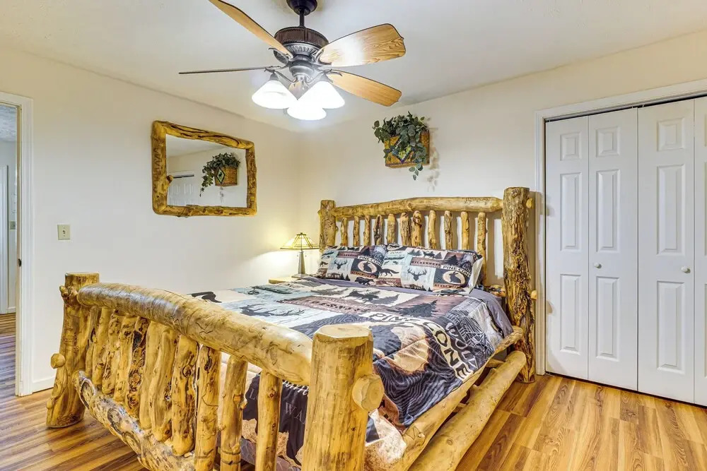 Hot Tub & Deck: Woodsy Sevierville Cabin