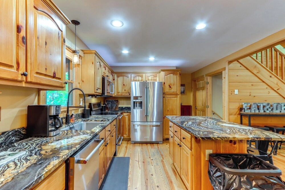 Deck & Private Hot Tub: Cabin in Ellijay!