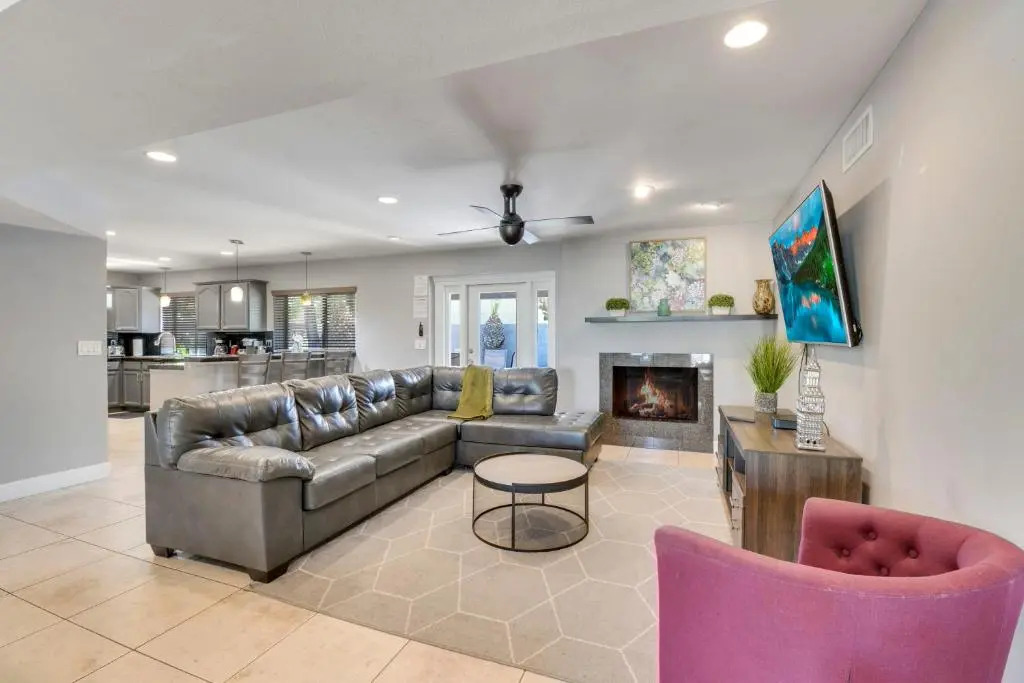 4 bdr, Two Master suite, billiards & desert oasis pool