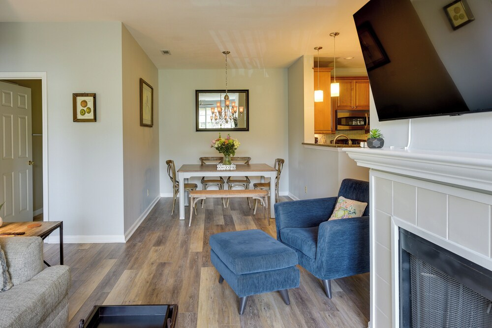 Mount Pleasant Condo w/ Pool & Bikes: Near Beach!