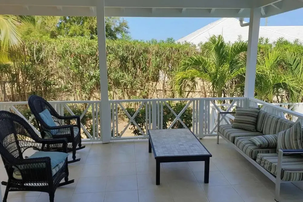 Villa - Sleeps 6 - Pool - Parking - Garden