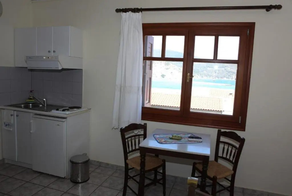 Pleoussa Studio and Apartments