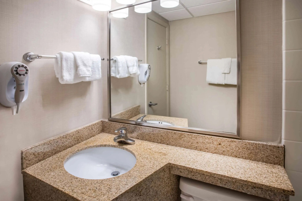 Days Inn & Suites by Wyndham Duluth by the Mall