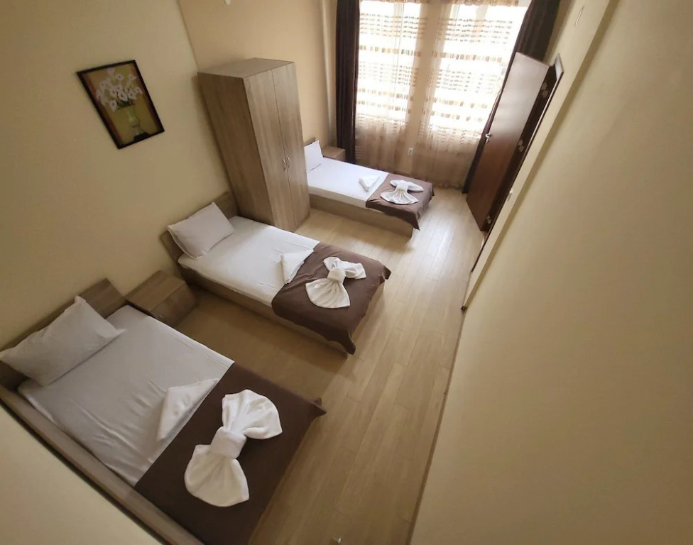 Twain Apart&Rooms