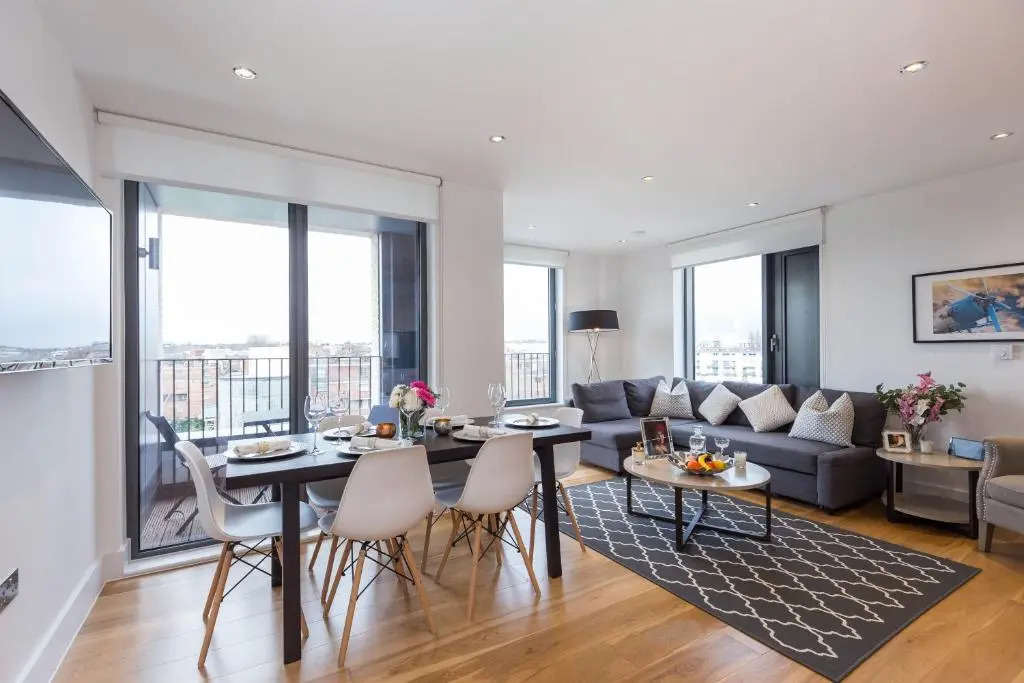 Portobello Apt with Floor-to-Ceiling Views