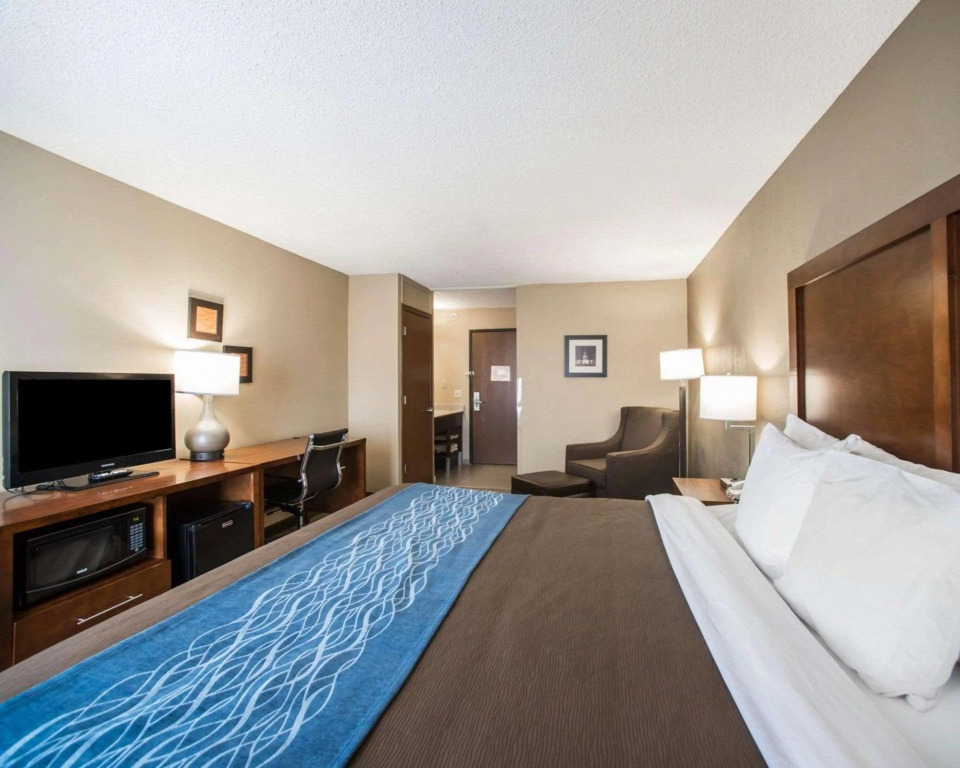 Comfort Inn & Suites Hazelwood - St Louis