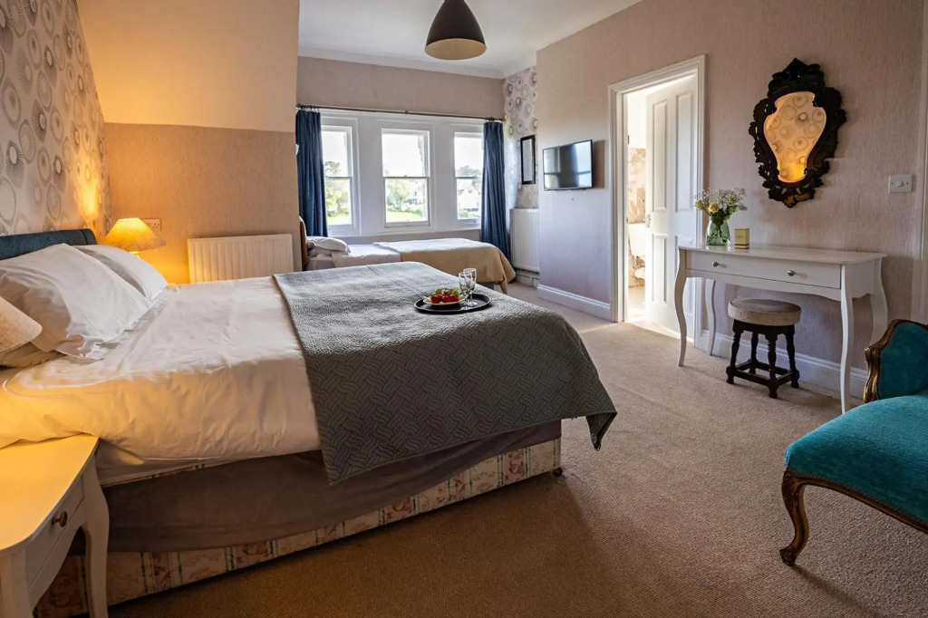 The Elmfield, 8 Bed Villa with heated indoor Swimming Pool and Cocktail Bar