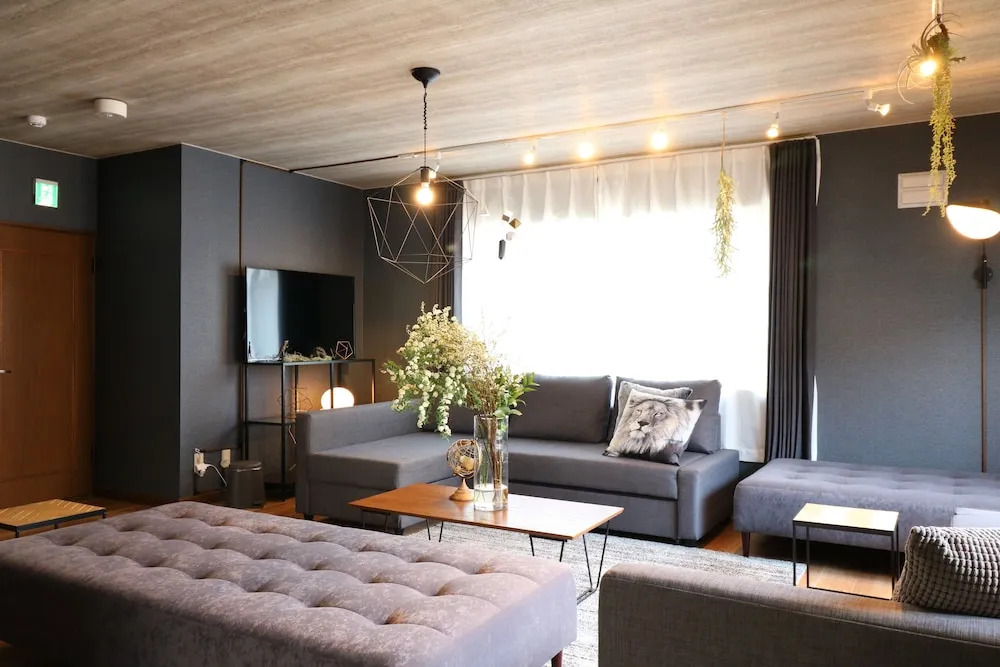 Hiragishi House