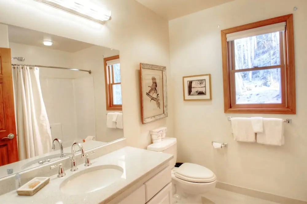 1717 Geneva Drive W - 4 Br Townhouse