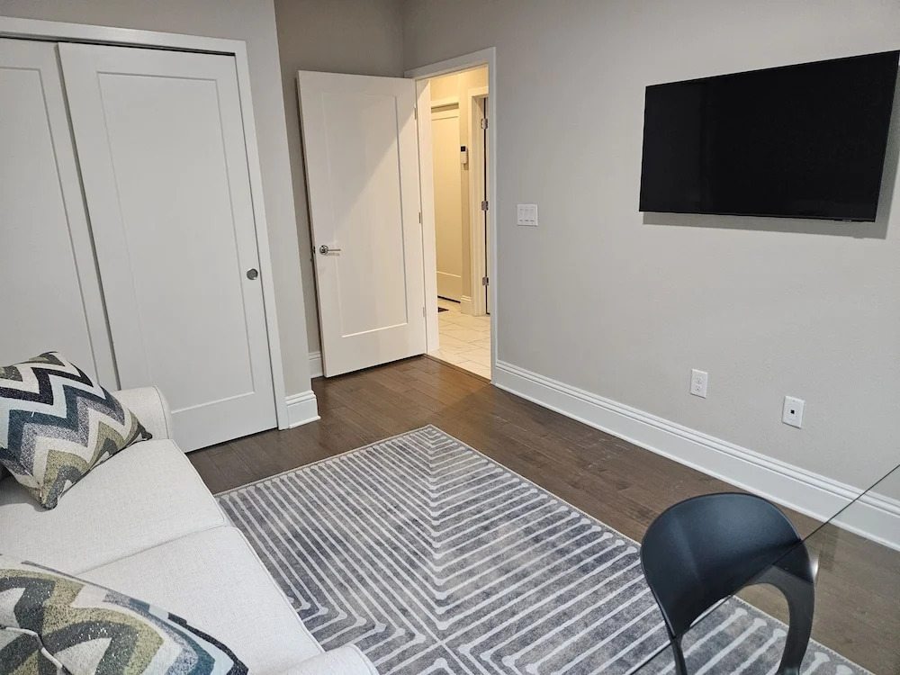 Cityscape Retreat 2 Bedroom Townhouse by RedAwning