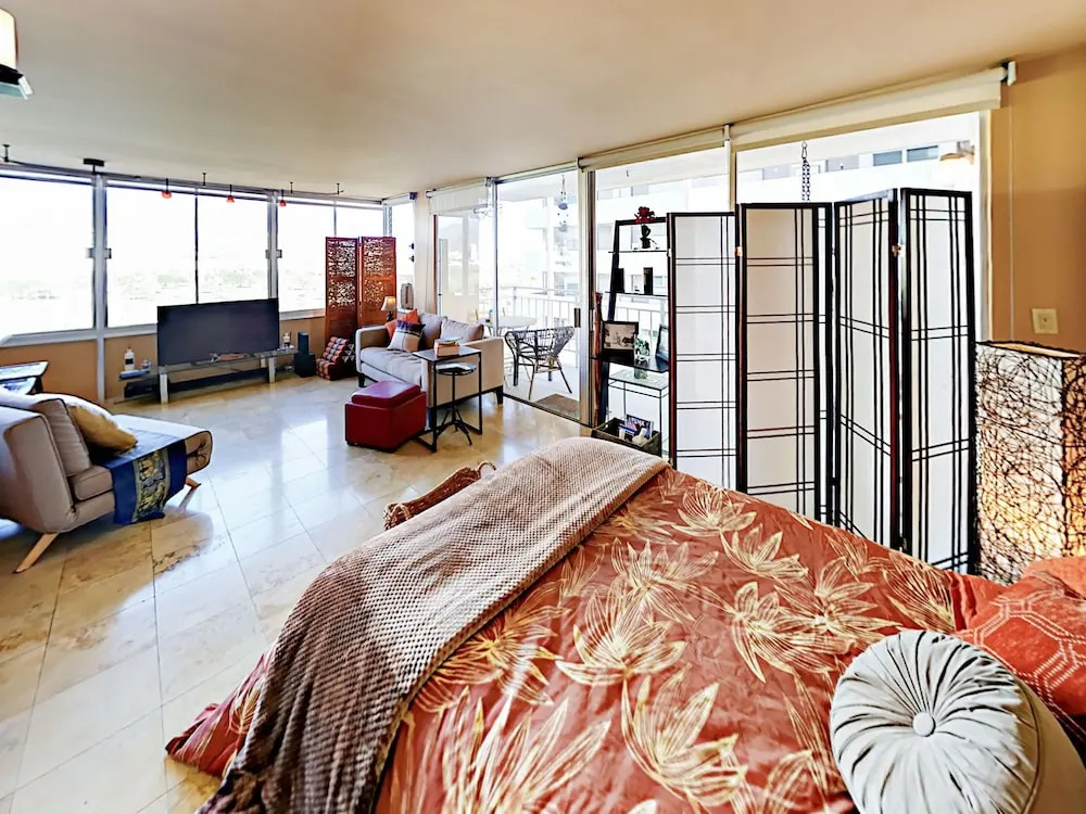 Waikiki Getaway - Studio Condo