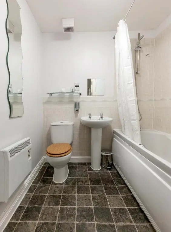 BEST PRICE! Superb city centre apartment, 2 Superkings or 4 singles Smart TV & Sofa bed- FREE SECURE PARKING
