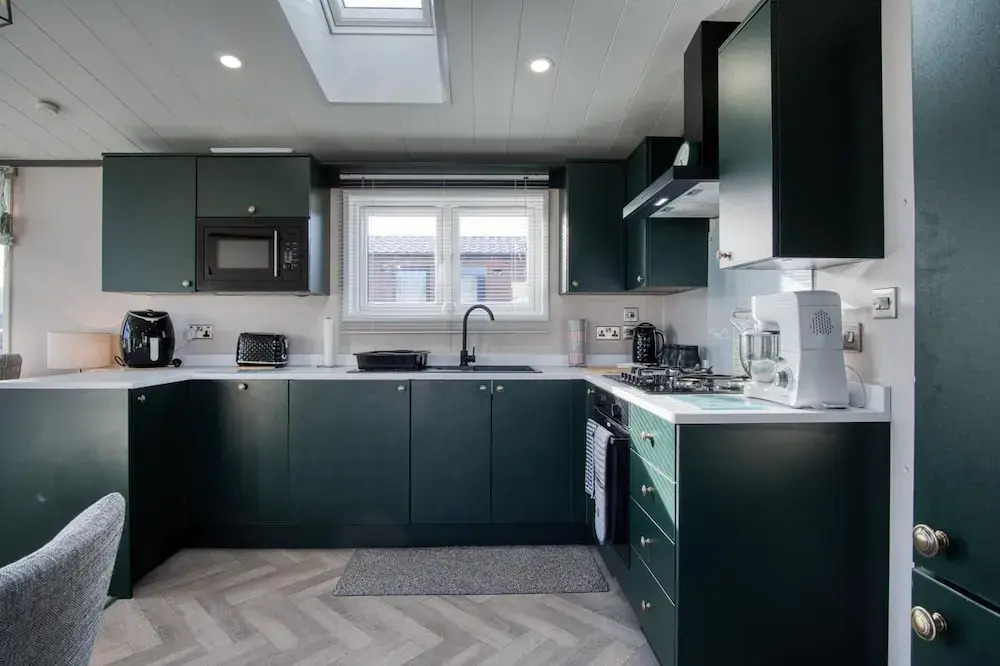Bumblebee - 2 Bedroom Lodge - Manorbier