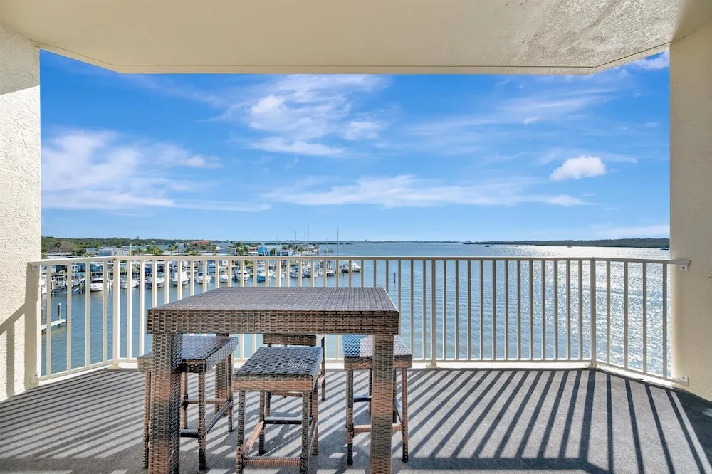Waterview Balcony HOT TUB Heated Pool Rum Bar