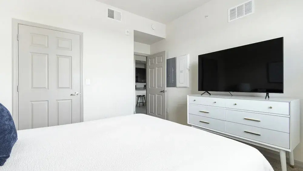 Landing Stylish 2BD Rooftop Lounge