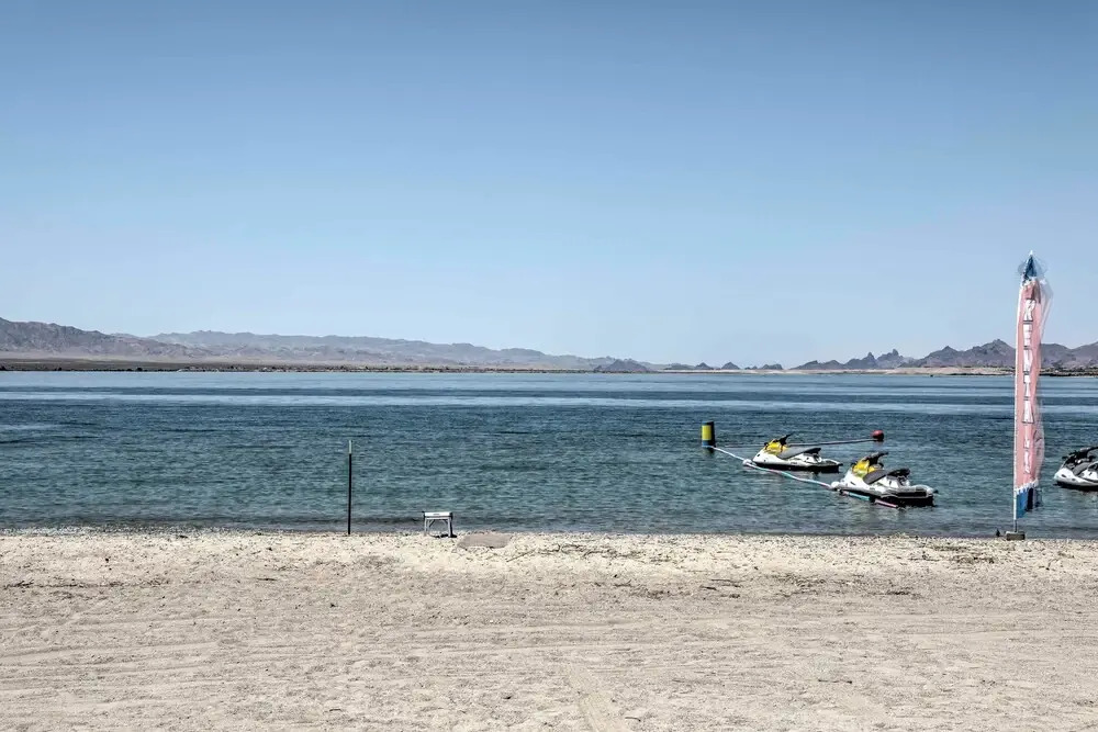 Boat Launch + Mountain Views: Lake Havasu Cabin