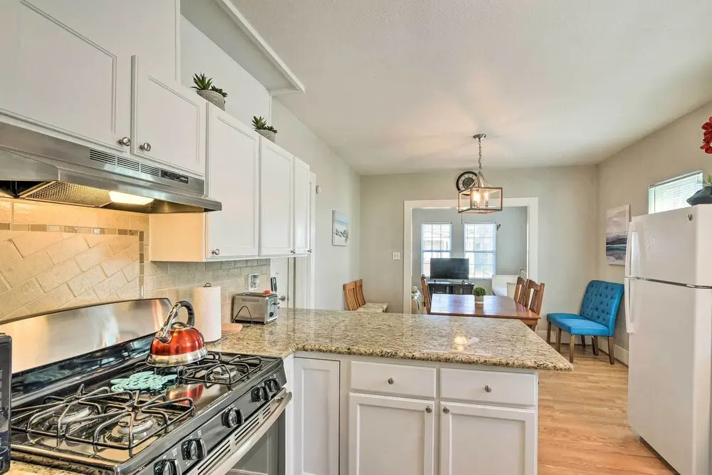 Steps to Beach: Nautical Galveston Home Near Pier!