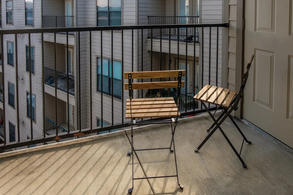 1 and 2 BR Apts in Downtown by Frontdesk