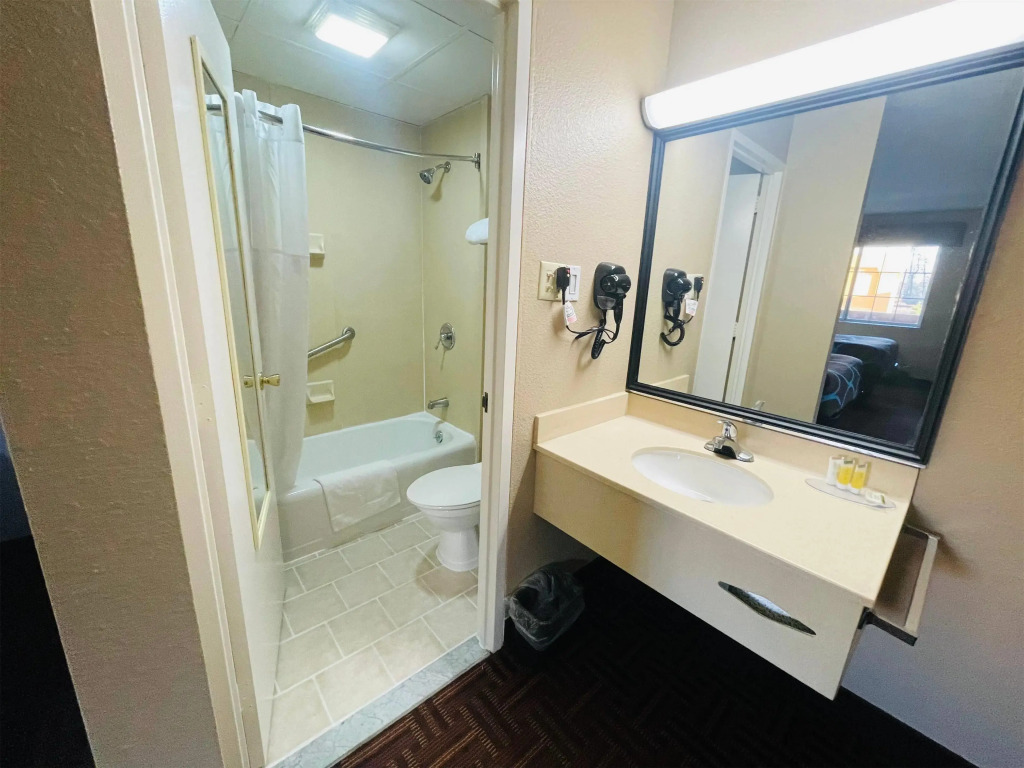 Super 8 by Wyndham Gloucester