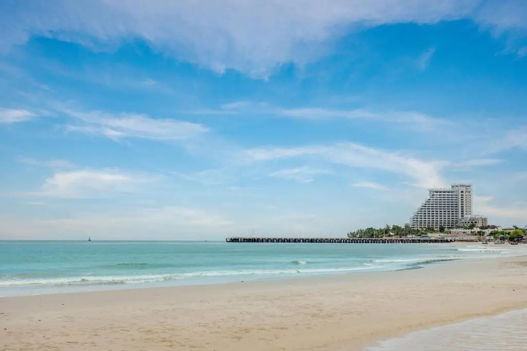 White beach house Hua hin 20 second to the beach