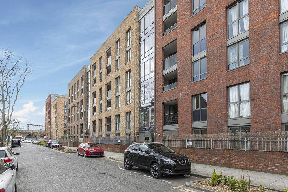 Stylish 2-bed flat w/ terrace in South East London