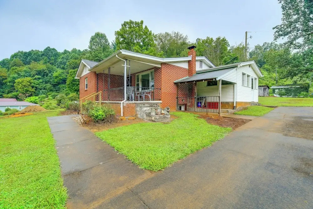 1 Mi to Virginia Creeper Trail: Serene Family Home