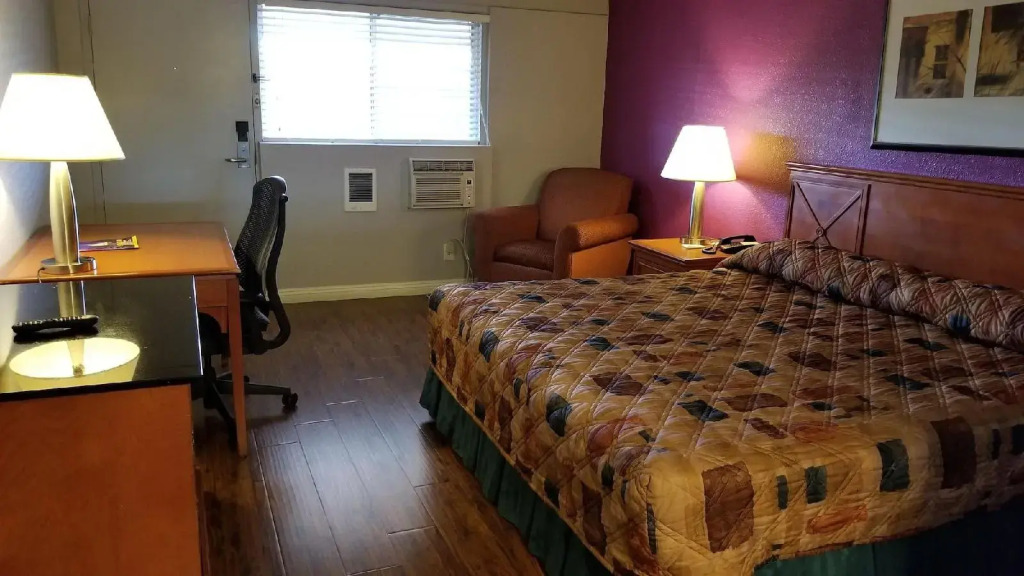 Santa Fe Inn - Pueblo
