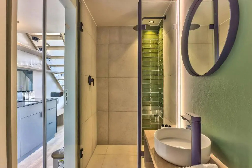 Luxurious Chic Apartment on Top Floor w/ Views
